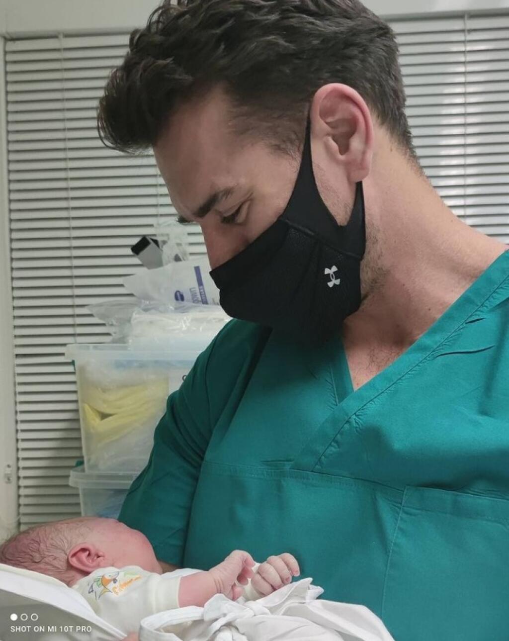 Šťastný otec so svojou maličkou dcérkou. Valábik ďakoval najmä svojej manželke Lucke, ktorá pôrod zvládla na jednotku. Jej FOTO nájdete ďalej v galérii.