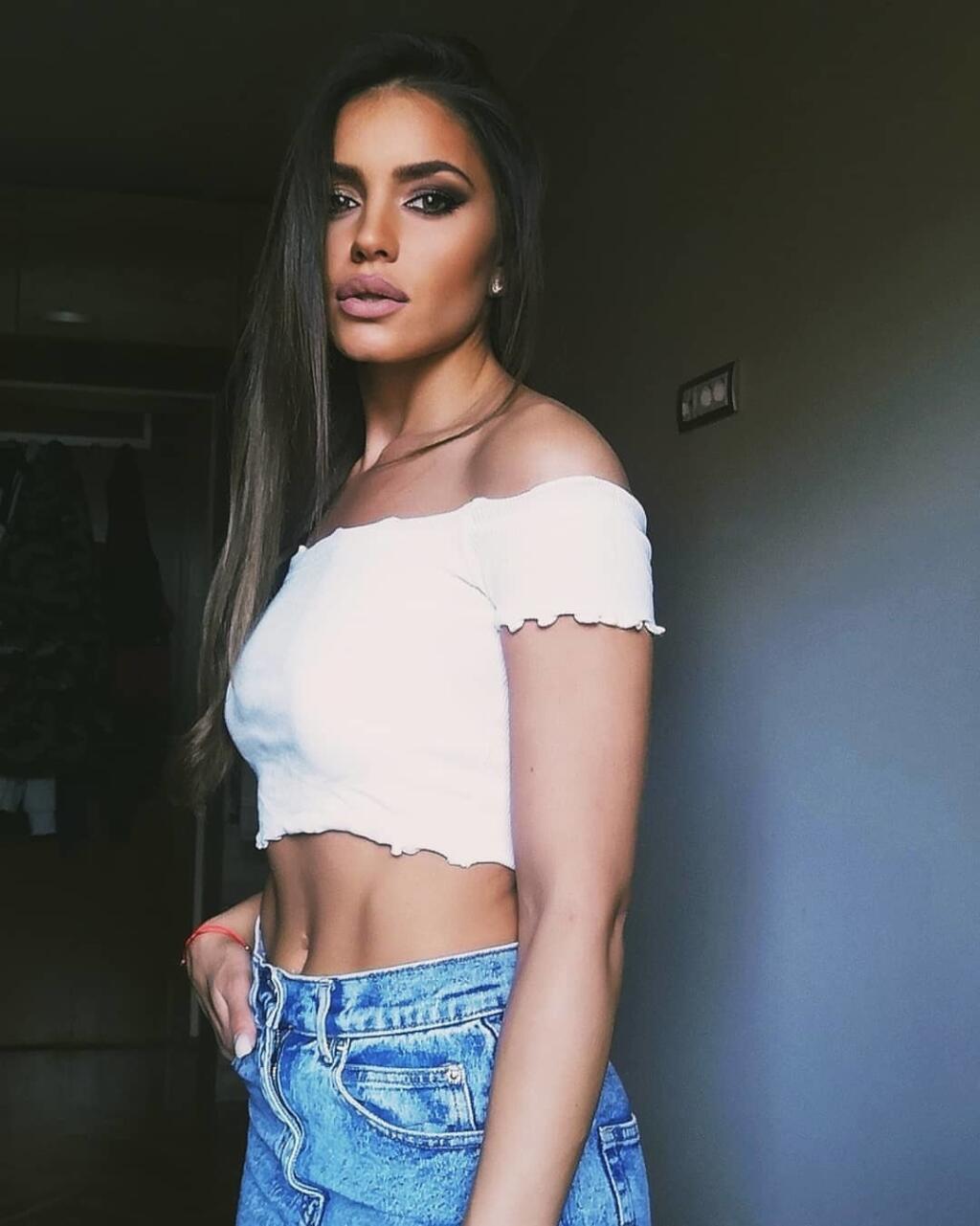 Krásna Sanja Kruževičová sa rada predvádza na sociálnych sieťach v úsporných plavkách.