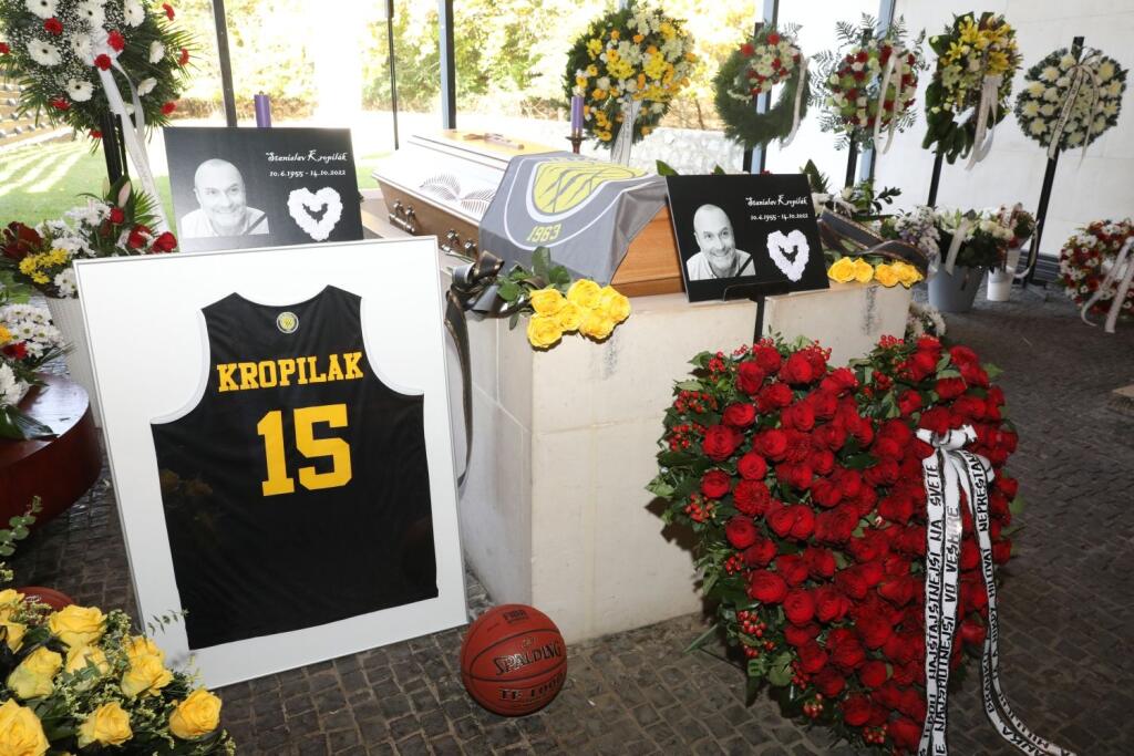 Legendárnemu basketbalistovi Stanislavovi Kropilákovi dali posledné zbohom v bratislavskom krematóriu.