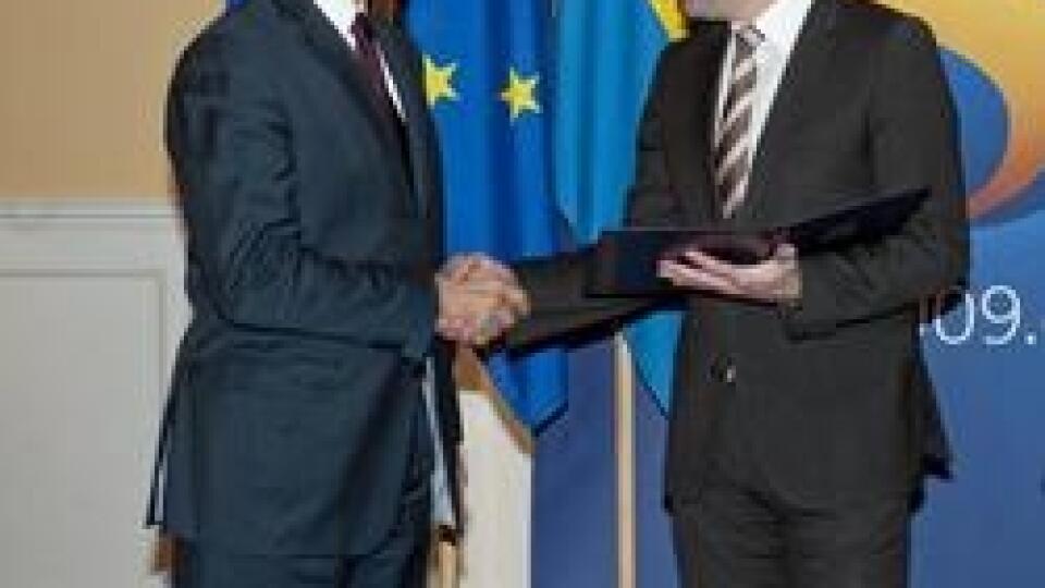 Srbský prezident Boris Tadič odovzdal aplikačné dokumenty do rúk švédskeho premiéra Fredrika Reinfeldta, ktorého krajina do konca decembra predsedá EÚ.
