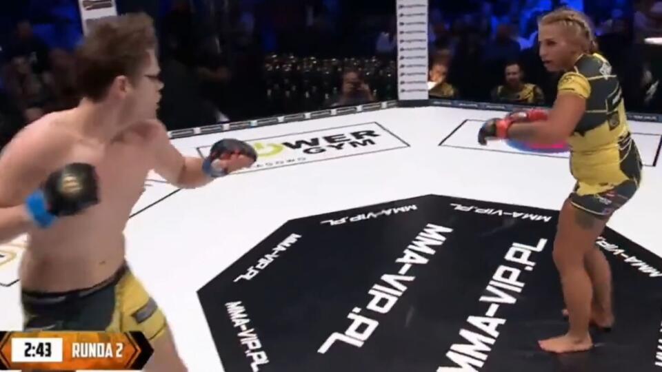 Zápas poľskej MMA medzi chlapcom a dievčaťom. 