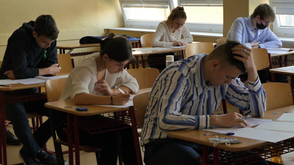 Viac ako 40 300 maturantov zo 684 stredných škôl čakajú od utorka písomné maturity. Týždeň písomných maturít v utorok otvorí externý test a slohová práca zo slovenského jazyka a literatúry, ktoré bude písať približne 37 000 žiakov. Na snímke maturanti počas písomnej časti maturitnej skúšky na Gymnáziu Hlinská v Žiline 15. marca 2022. FOTO TASR - Erika Ďurčová