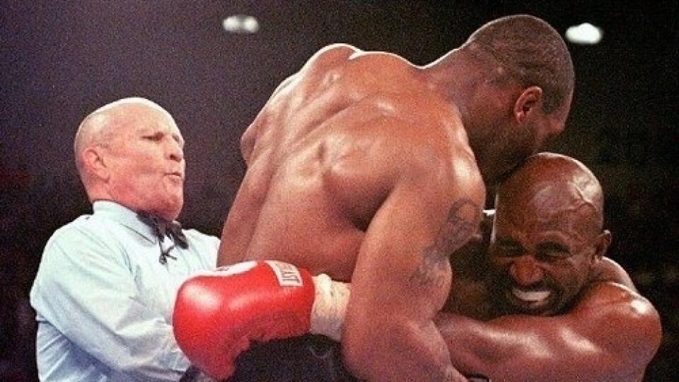 Holyfield v rokoch 1996 a 1997 Tysona porazil. Nezabudnuteľný sa stal  predovšetkým druhý zápas, v ktorom mu „Železný Mike“ odhryzol pred zrakmi tisícok fanúšikov kus ucha.