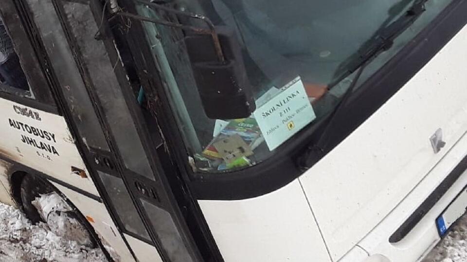 Autobus skončil v priekope, zranilo sa 25 detí.