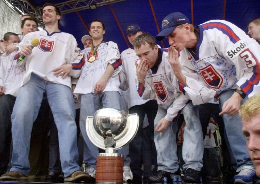 Desatisíce fanúšikov privítalo 12. mája 2002 na Námestí SNP v Bratislave slovenských hokejových reprezentantov po prílete do Bratislavy zo švédskeho Göteborgu po zisku historicky prvého titulu majstrov sveta v ľadovom hokeji. Na snímke slovenskí hokejisti Žigmund Pálffy /druhý sprava v popredí/ a Rastislav Staňa /vpravo/ posielajú bozky víťaznej trofeji.