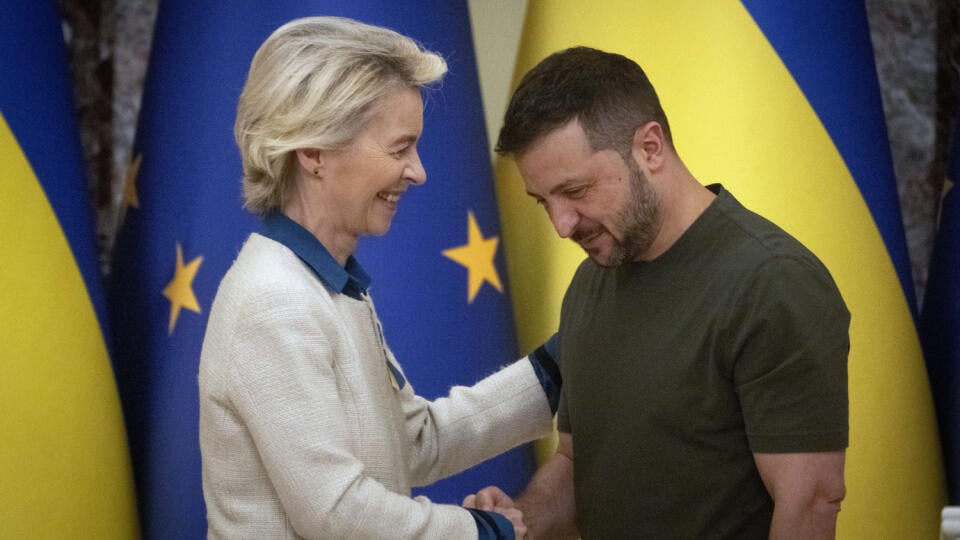 WA 23 Kyjev - Predsedníčka Európskej komisie (EK) Ursula von der Leyenová (vľavo) a ukrajinský prezident Volodymyr Zelenskyj sa vítajú počas stretnutia v Kyjeve v piatok 20. septembra 2024. FOTO TASR/AP
Ukrainian President Volodymyr Zelenskyy, right, and European Commission President Ursula von der Leyen greet each other in Kyiv, Ukraine, Friday, Sept. 20, 2024. (AP Photo/Efrem Lukatsky)