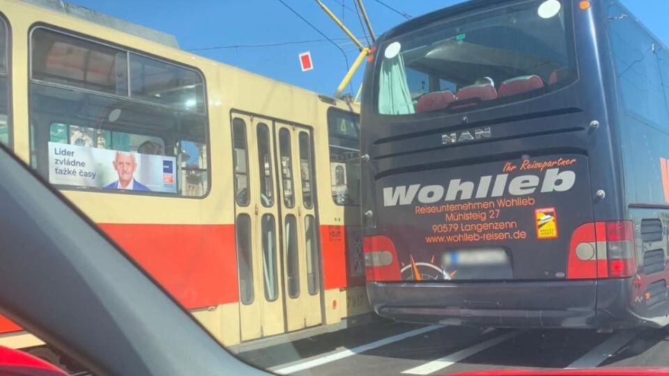 Na Vajanského nábreží, kde boli nedávno pridané nové cyklopruhy, došlo k nehode autobusu a električky.