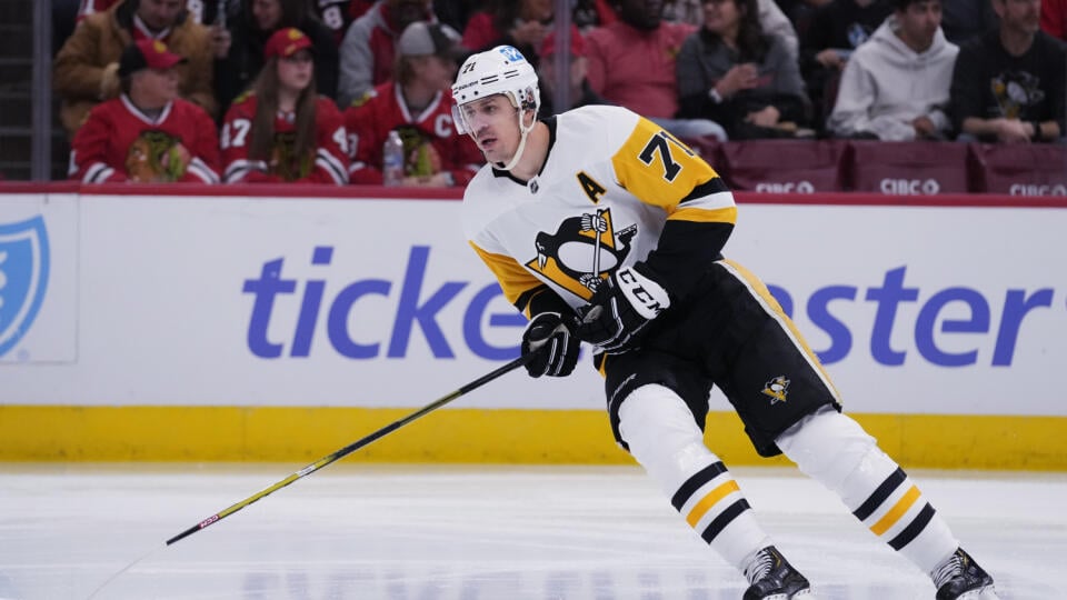 KK16 Chicago - Center Jevgenij Malkin z Pittsburghu Penguins počas zápasu zámorskej NHL proti Chicagu Blackhawks 20. novembra 2022 v Chicagu. FOTO TASR/AP
Pittsburgh Penguins center Evgeni Malkin skates during the first period of an NHL hockey game against the Chicago Blackhawks in Chicago, Sunday, Nov. 20, 2022. (AP Photo/Nam Y. Huh)