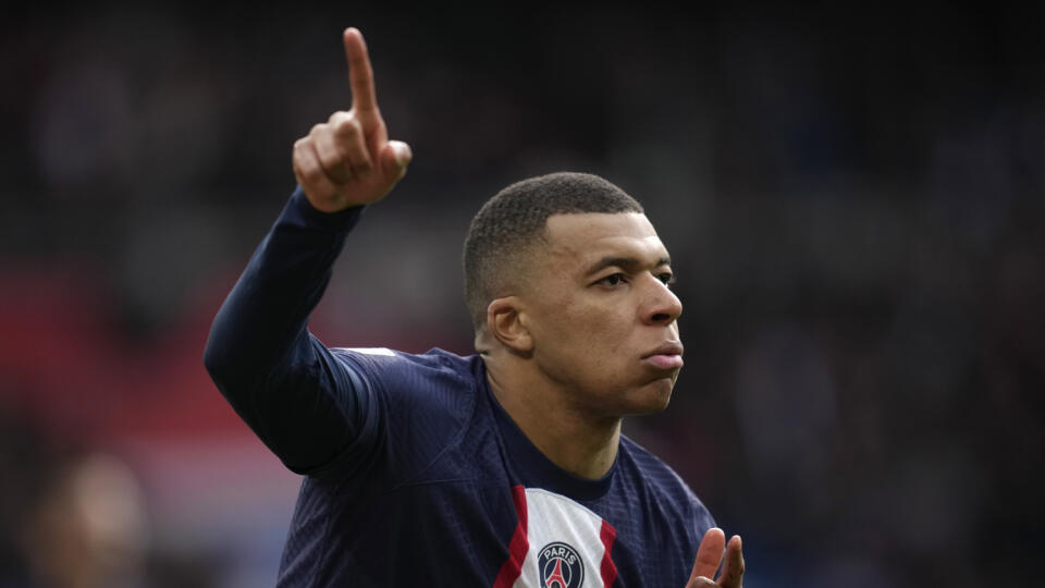 KK54 Paríž - Futbalista Kylian Mbappe z PSG sa teší z gólu počas zápasu 24. kola francúzskej Ligue 1 Paríž Saint-Germain - OSC Lille 19. februára 2023 v Paríži. FOTO TASR/AP
PSG's Kylian Mbappe celebrates after scoring his side's opening goal during the French League One soccer match between Paris Saint-Germain and Lille at the Parc des Princes stadium, in Paris, France, Sunday, Feb. 19, 2023. (AP Photo/Christophe Ena)