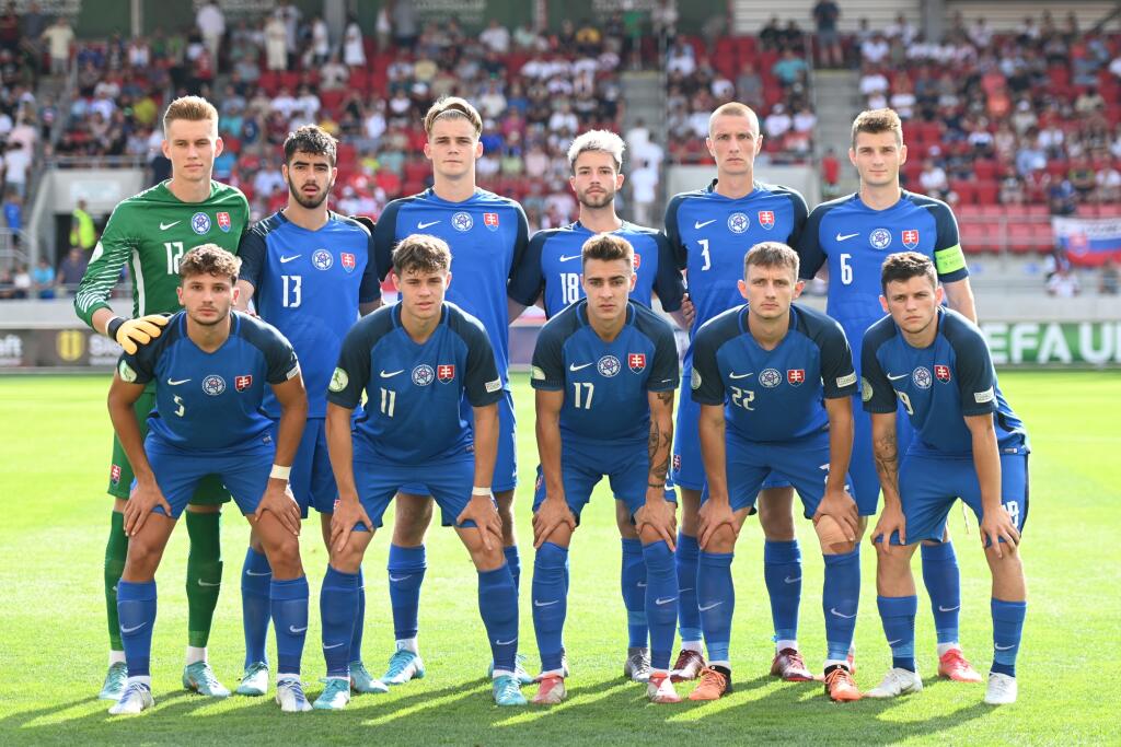 Na snímke základná jedenástka Slovenska U19, zľava hore Adam Hrdina, Marek Ujlaky, Adam Griger, Martin Oravec, Jakub Luka, Sebastián Kóša, zľava dole Šimon Mičuda, Adam Gaži, Viktor Sliacky, Dominik Hollý, Samuel Kopásek počas zápasu o 5. miesto na Majstrovstvách Európy U19 Slovensko U19 - Rakúsko U19 v Trnave v utorok 28. júna 2022. FOTO TASR - Lukáš Grinaj