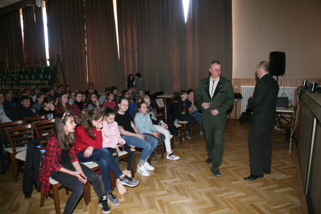 Poľovníci prednášajú deťom na chovateľskej prehliadke.
