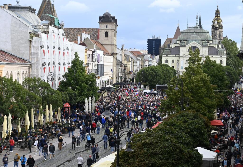 Na snímke protivládny protest na Hlavnej ulici v Košiciach 1. septembra 2021. FOTO TASR - Roman Hanc