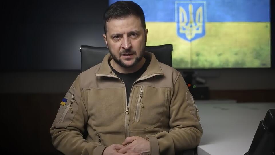 EBE 24 Kyjev - Na snímke z videozázhnamu sa ukrajinský prezident Volodymyr Zelenskyj prihovára z Kyjeva v piatok 22. apríla 2022. Zelenskyj vo svojom pravidelnom večernom príhovore uviedol, že spojenci konečne dodávajú Ukrajine zbrane, ktoré žiadala. Požadované zbrane pomôžu podľa Zelenského zachrániť životy tisícov ľudí. FOTO TASR/AP
In this image from video provided by the Ukrainian Presidential Press Office, Ukrainian President Volodymyr Zelenskyy speaks from Kyiv, Ukraine, Friday, April 22,