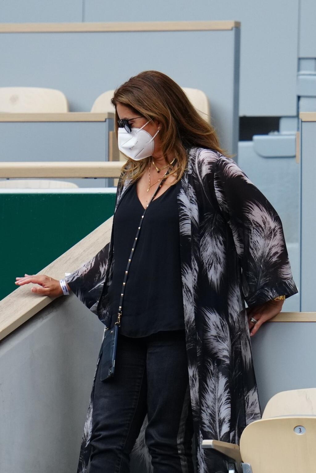 Roger Federer štartuje na antukovom grandslame. Na ňom ho sprevádza aj Mirka, ktorá bola počas 2. kola stredobodom pozornosti na tribúne. Hoci nahodila tmavý outfit, slnečné okuliare a respirátor, aj cez to všetko bola neprehliadnuteľná.