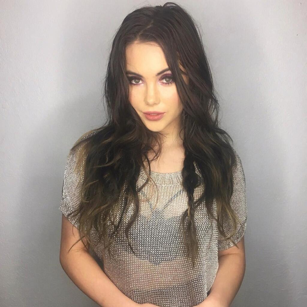 Sexi McKayla Maroney sa opäť vyz'vyvo prezentuje na sociálnych sieťach.