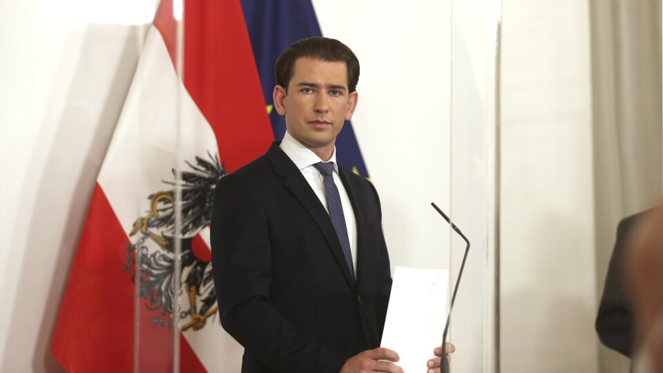 JB 19 Viedeň - Rakúsky kancelár Sebastian Kurz počas tlačovej konferencie za plexisklovým krytom vo Viedni 14. novembra 2020. Rakúsko v sobotu oznámilo, že od utorka 17. novembra do 6. decembra zatvorí všetky školy aj obchodné prevádzky s výnimkou potravín, lekární, drogérií či čerpacích staníc a zavedie prísnejšie obmedzenia pohybu a kontaktov. Rakúsko chce ku koncu prísneho lockdownu, ktorý je naplánovaný do 6. decembra, na prítomnosť nového koronavírusu hromadne otestovať obyvateľstvo krajiny