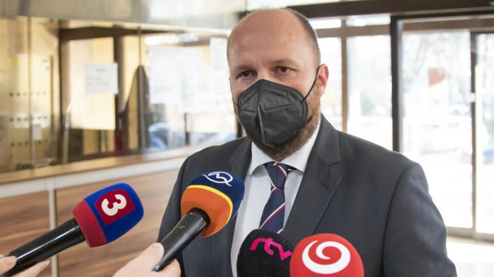 Zasadnutie vlády Slovenskejj republiky v čase zhoršenej situácie počas pandémie Covid - 19, kedy je opäť skloňovaný celoštátny lockdown. Na snímke je minister obrany Jaroslav Naď.