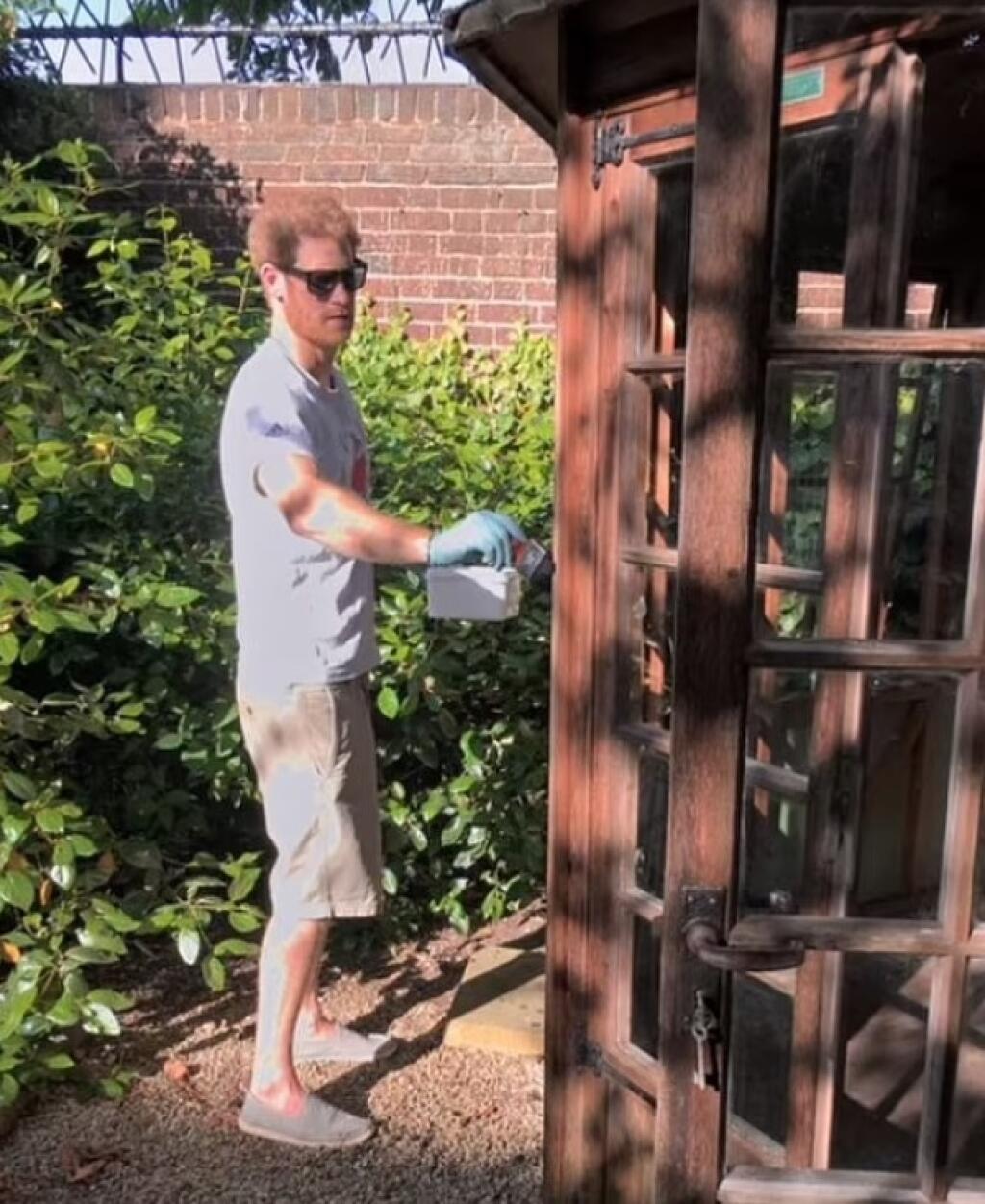 Viac ako spŕška nových obvinení a preafektované zábery uplakanej Meghan však zaujali nikdy nezverejnené zábery z ich života v Nottingham Cottage. Meghan a Harry tak nadvihli pokrievku a dali nahliadnuť do zákulisia ich intímneho života. Takto maľovali záhradný domček.