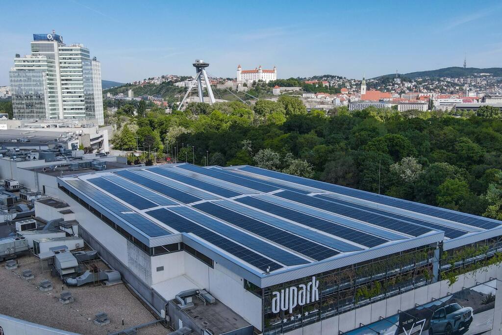 Solárne panely na streche Auparku v Bratislave.