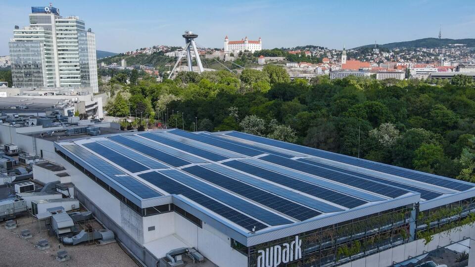 Solárne panely na streche Auparku v Bratislave.