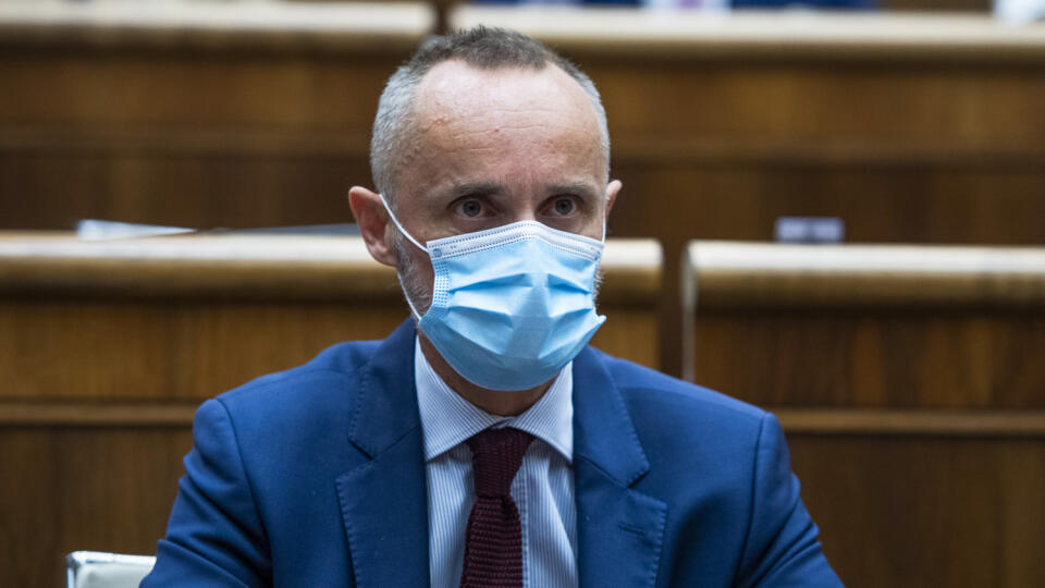 Na snímke poslanec Národnej rady SR (NRSR) Tomáš Valášek (nezaradený) počas rokovania mimoriadnej 34. schôdze NRSR v Bratislave 30. júna 2021. Minister financií Igor Matovič (OĽANO) čelí odvolávaniu z funkcie. FOTO TASR - Jaroslav Novák