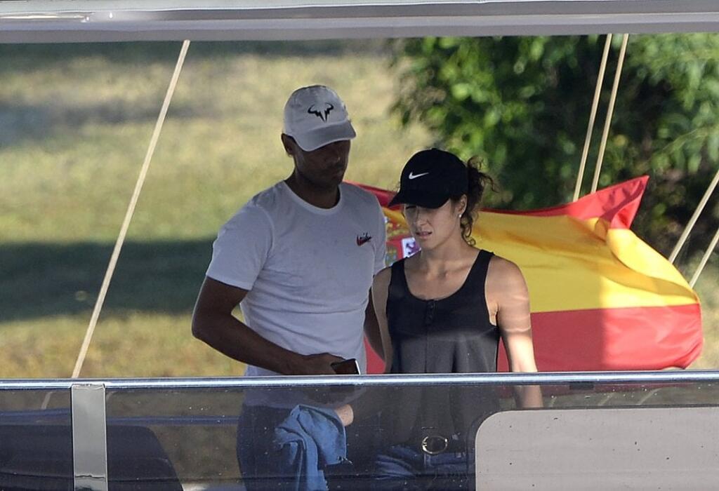 Rafael nadal spolu s manželkou Xiscou sa taktiež pustili do upratovania novej jachty.