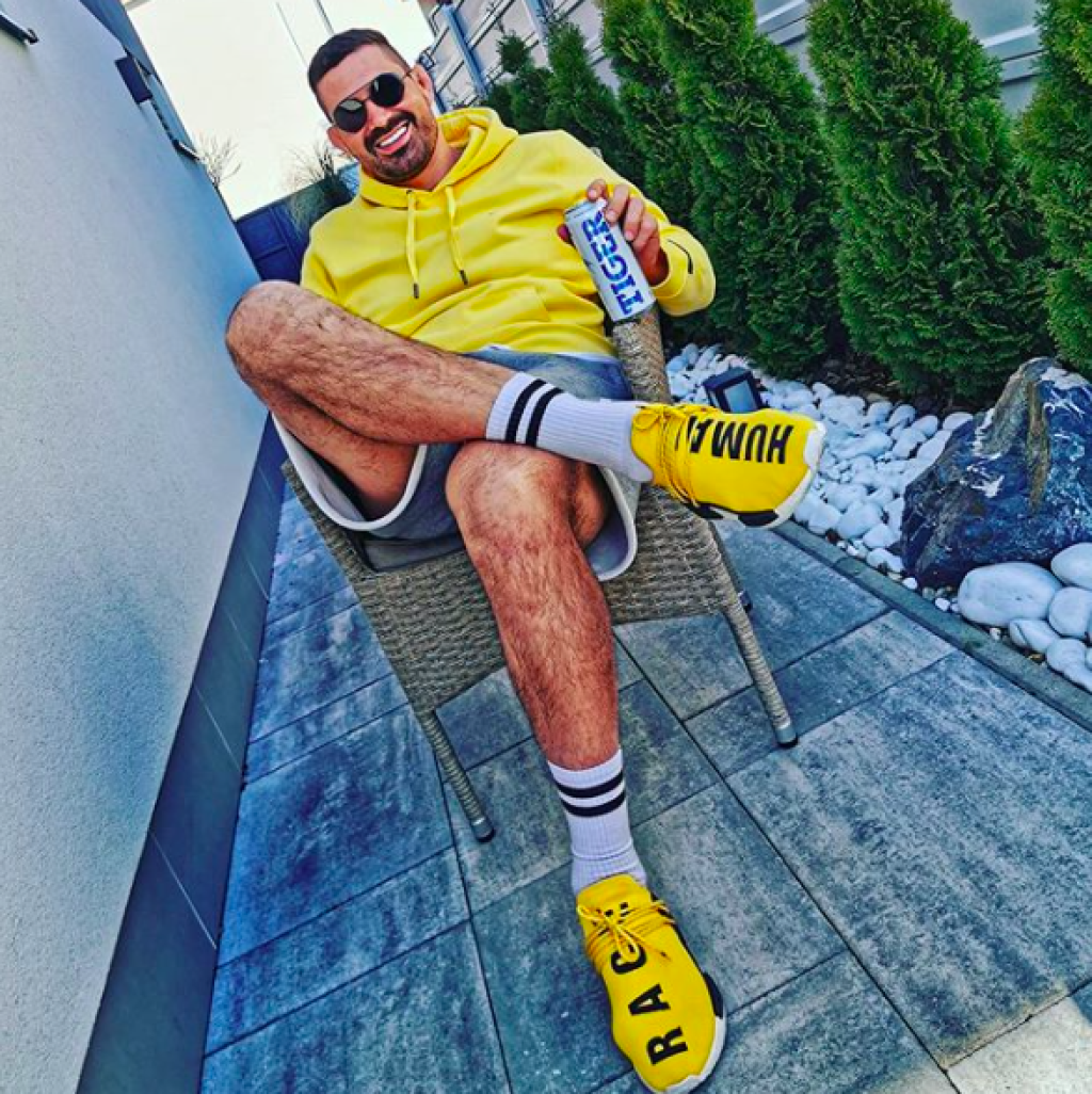 Legendárny slovenský MMA zápasník a jeho manželka si často užívajú krásne spravený dvor vo svojom rodinnom dome.