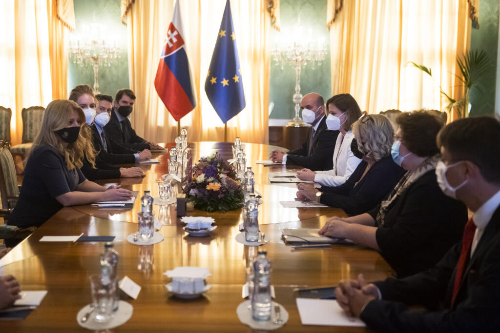 Na snímke vľavo prezidentka SR Zuzana Čaputová počas stretnutia s ekonómami a sociológmi, s ktorými bude diskutovať o vývoji sociálnej a ekonomickej situácie na Slovensku v súvislosti s rastom cien a dopadom zdražovania na život obyvateľov, najmä na ľudí, ktorí žijú v riziku chudoby v Prezidentskom paláci v Bratislave 29. októbra 2021. FOTO TASR - Jaroslav Novák