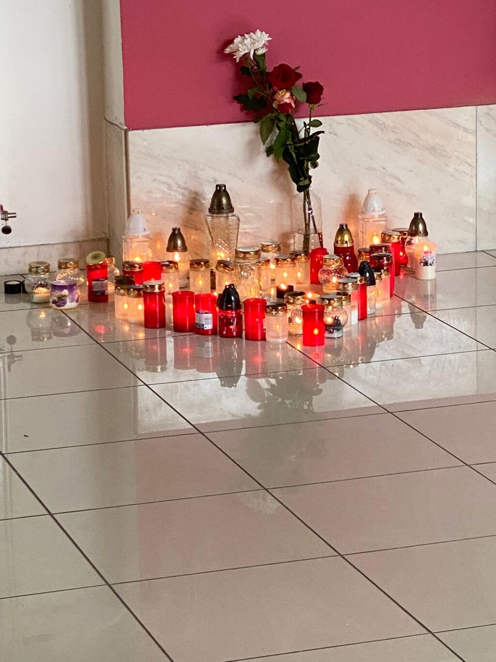 Spolužiaci a kamaráti si mladý pár uctili pietnym miesto na Fakulte telovýchovy a športu