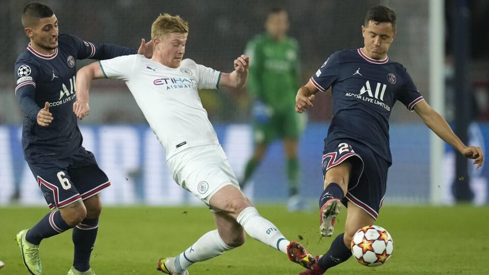 JB 52 Paríž - Hráč Manchesteru City Kevin De Bruyne (uprostred) bojuje o loptu s Marcom Verrattim (vľavo) a Anderom Herrerom (obaja PSG) v zápase A-skupiny Ligy majstrov Paríž SG - Manchester City v Paríži 28. septembra 2021. FOTO TASR/AP
PSG's Marco Verratti, left, and PSG's Ander Herrera challenge Manchester City's Kevin De Bruyne during the Champions League Group A soccer match between Paris Saint-Germain and Manchester City at the Parc des Princes in Paris, Tuesday, Sept. 28, 2021. (AP Pho