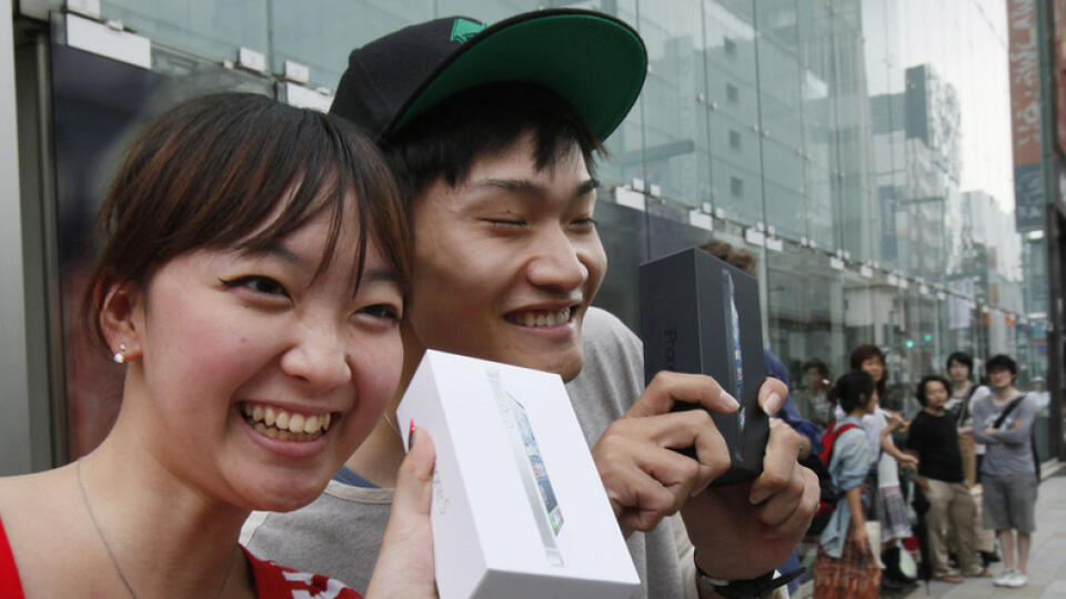 V Ázii vypuklo úplné šialenstvo. V predaji je nový iPhone5.