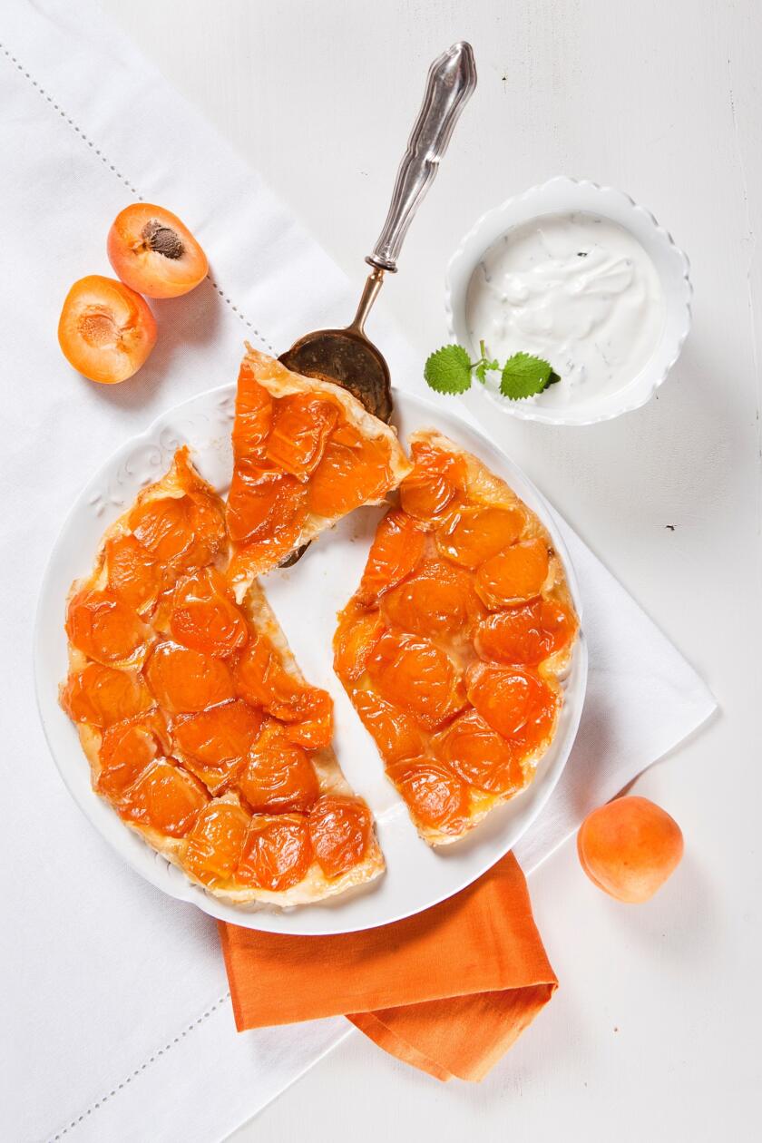 Tarte tatin s marhuľami.