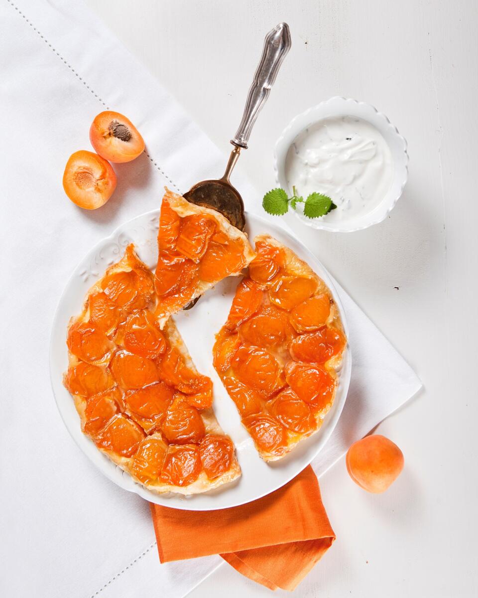 Tarte tatin s marhuľami.