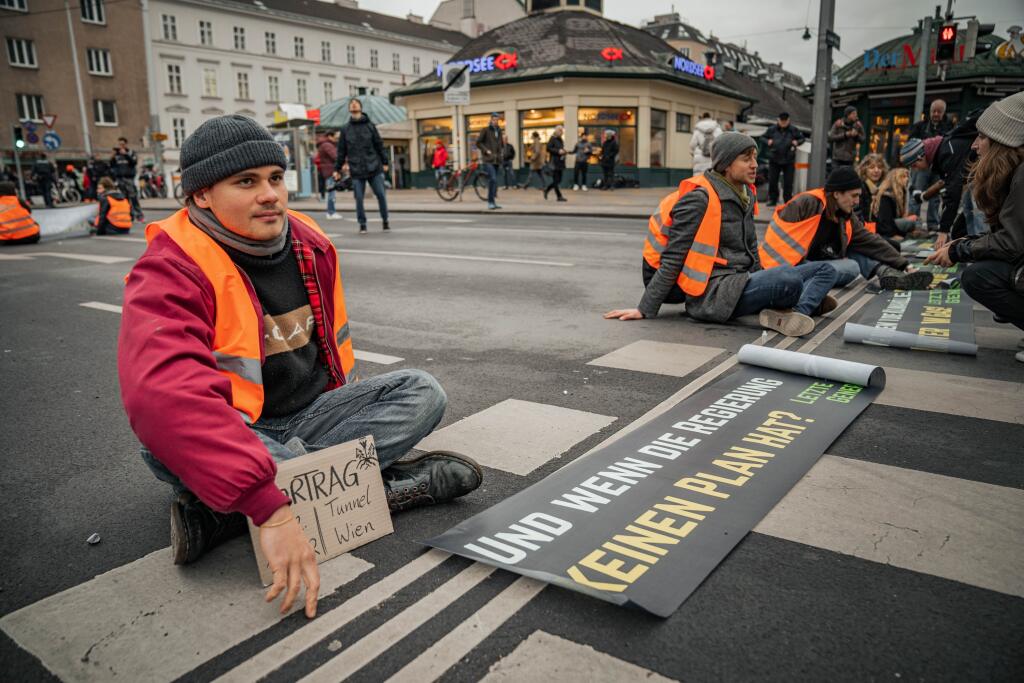 Ekobojovníci sa neštítia ničenia majetku. Majiteľov SUV chcú posadiť do MHD