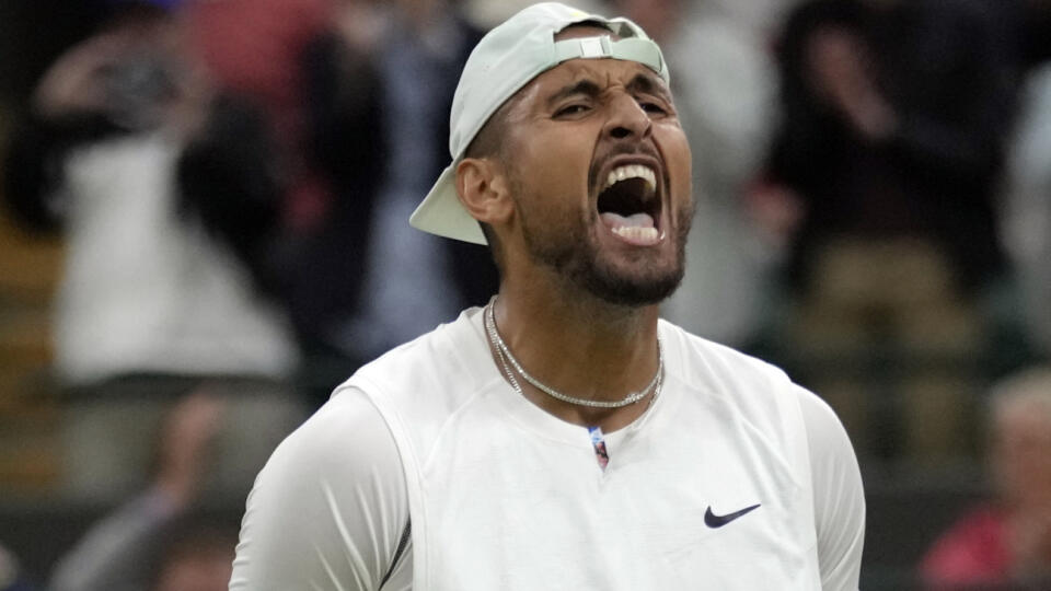 PK 1 Londýn - Austrálsky tenista Nick Kyrgios sa teší po výhre nad Grékom Stefanosom Tsitsipasom v 3. kole mužskej dvojhry na grandslamovom tenisovom turnaji Wimbledon v Londýne 2. júla 2022. FOTO TASR/AP
Australia's Nick Kyrgios returns the ball to Greece's Stefanos Tsitsipas during a third round men's singles match on day six of the Wimbledon tennis championships in London, Saturday, July 2, 2022. (AP Photo/Kirsty Wigglesworth)