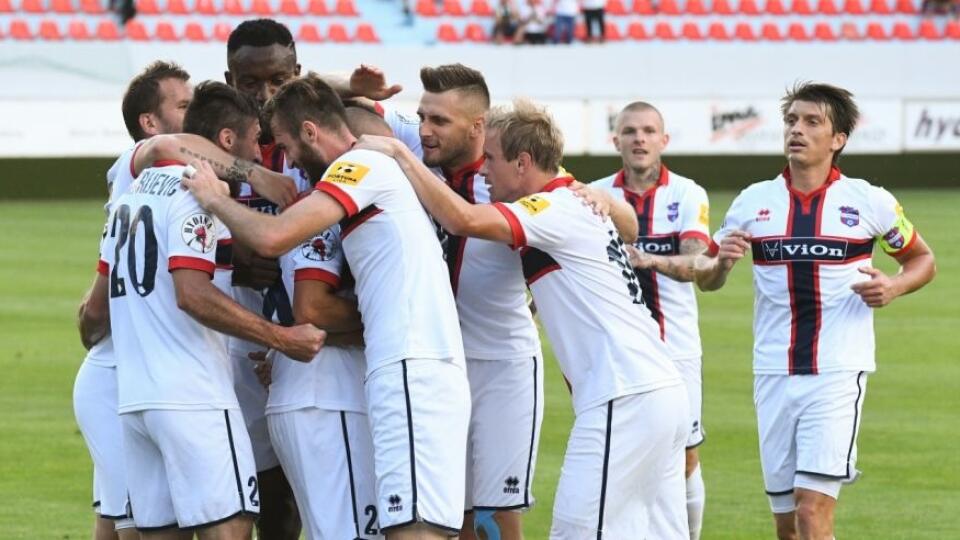 Futbalisti FC ViOn Zlaté Moravce-Vráble zdolali v sobotnom domácom stretnutí 8. kola nadstavbovej skupiny o záchranu vo Fortuna lige AS Trenčín 2:1.