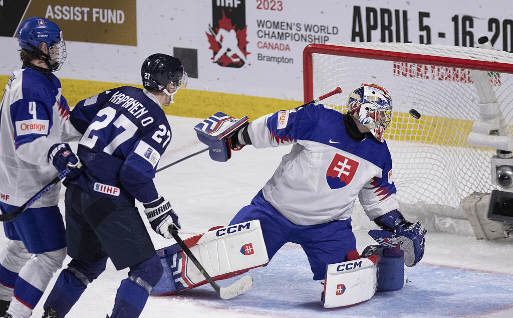 WA 32 Moncton - Slovenský brankár Patrik Andrisík (vpravo) inkasuje gól v zápase základnej B-skupiny Fínsko - Slovensko na MS hráčov do 20 rokov v kanadskom Monctone v utorok 27. decembra 2022. Uprostred sa prizerá hokejista Fínska Oliver Kapanen, vľavo Slovák Maxim Štrbák. FOTO TASR/AP
Slovakia goaltender Patrik Andrisik watches as the puck goes into the net as Slovakia's Maxim Strbak and Finland's Oliver Kapanen look on during the second period of an IIHF World Junior Hockey Championship hock