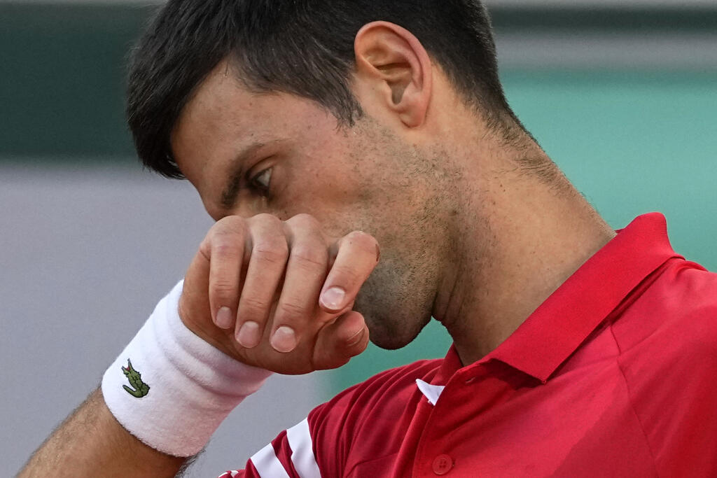 JB 44 Paríž - Srbský tenista Novak Djokovič reaguje v zápase proti Španielovi Rafaelovi Nadalovi v semifinále dvojhry na grandslamovom turnaji Roland Garros v Paríži 11. júna 2021. FOTO TASR/AP
Serbia's Novak Djokovic reacts as he plays Spain's Rafael Nadal during their semifinal match of the French Open tennis tournament at the Roland Garros stadium Friday, June 11, 2021 in Paris. (AP Photo/Michel Euler)