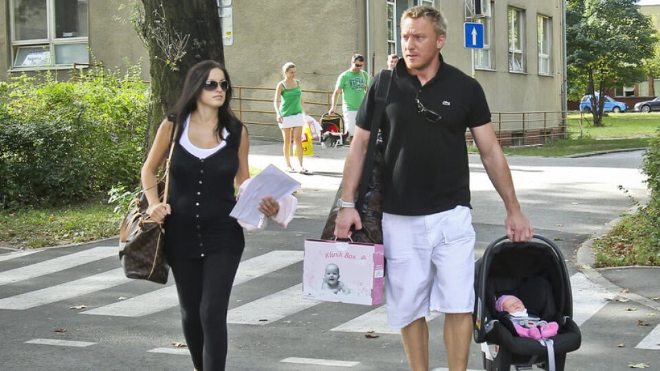 Takto si Marián Hossa spolu s manželkou pred troma rokmi odnášali z nemocnice ich prvorodenú dcérku Miu.
