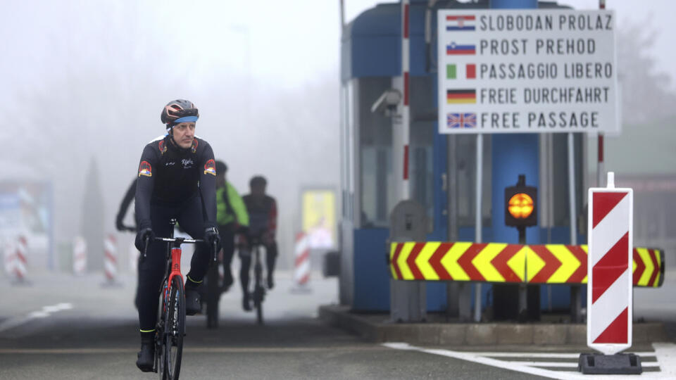 Cyklisti prechádzajú bez zastavenia cez chorvátsko-slovinský hraničný priechod Rupa.