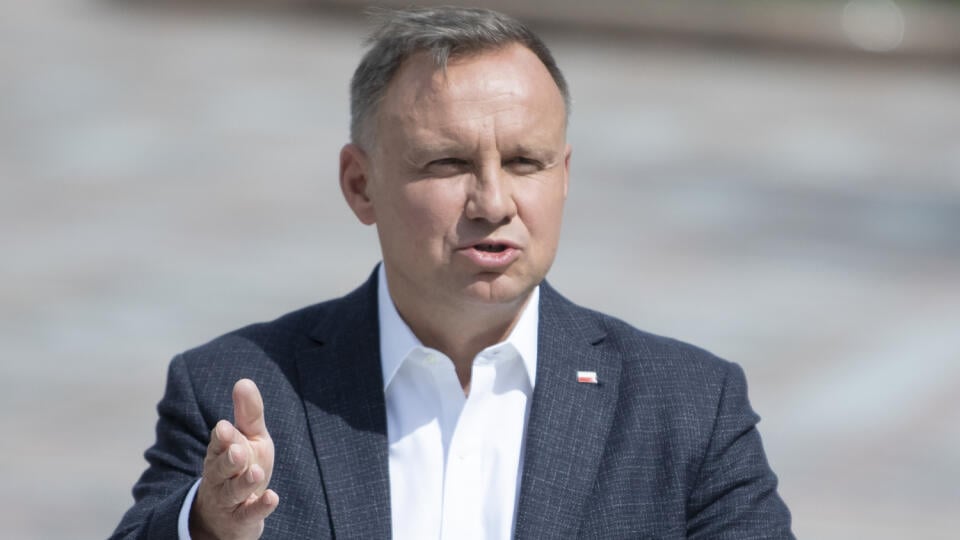 Poľský prezident Andrzej Duda gestikuluje počas spoločnej tlačovej konferencie s ukrajinským prezidentom Volodymyrom Zelenským v Kyjeve v utorok 23. augusta 2022. Duda pricestoval do Kyjeva v utorok ráno na pozvanie ukrajinskej hlavy štátu Volodymyra Zelenského. Ide už o piate stretnutie Dudu a Zelenského tento rok a tretie od začiatku vojny. FOTO TASR/AP