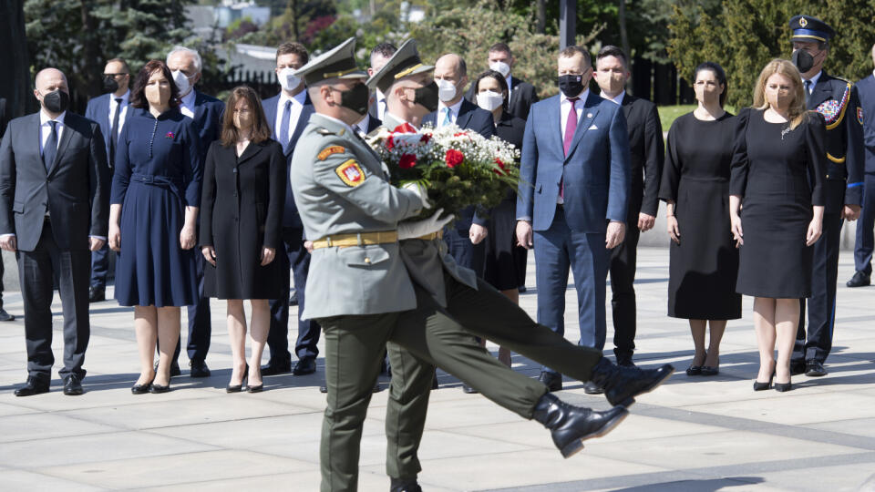 Na snímke je sprava v popredí prezidentka SR Zuzana Čaputová, predseda parlamentu Boris Kollár (Sme rodina), podpredseda parlamentu Gábor Grendel (OĽaNO), ministerka kultúry Natália Milanová (OĽaNO), vicepremiérka a ministerka investícií, regionálneho rozvoja a informatizácie Veronika Remišová (Za ľudí), minister obrany Jaroslav Naď (OĽaNO), zadný rad zľava minister pôdohospodárstva a rozvoja vidieka SR Ján Mičovský (OĽANO), minister dopravy Andrej Doležal...