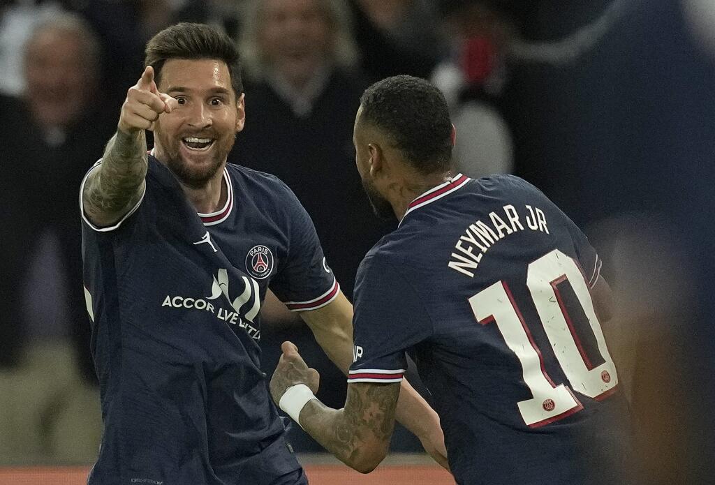 KK3 Paríž - Hráč PSG Lionel Messi (vľavo) sa teší z gólu s Neymarom v zápase A-skupiny Ligy majstrov Paríž SG - Manchester City v Paríži 28. septembra 2021. FOTO TASR/AP
PSG's Lionel Messi, left, celebrates after scoring his side's second goal during the Champions League Group A soccer match between Paris Saint-Germain and Manchester City at the Parc des Princes in Paris, Tuesday, Sept. 28, 2021. (AP Photo/Christophe Ena)