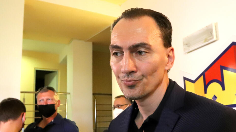 Stretnutie klubov hokejovej Tipos Extraligy, na ktorom sa hovorilo o ďalšej budúcnosti najvyššej hokejovej súťaže a plánoch na sezónu 2021-2022 i finančných kompenzáciách za výpadky príjmov spôsobených koronakrízou a protipandemickými opatreniami. Na snímke prezident Slovenského zväzu ľadového hokeja (SZĽH) Miroslav Šatan odpovedá na otázky novinárov po stretnutí predstaviteľov extraligových klubov na Zimnom štadióne vo Zvolene 9. júna 2021. FOTO TASR - Ján Krošlák