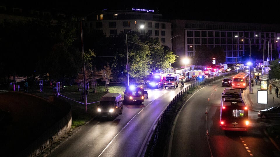 Tragická havária auta na Zochovej ulici, auto nabúralo do autobusovej zástavky.