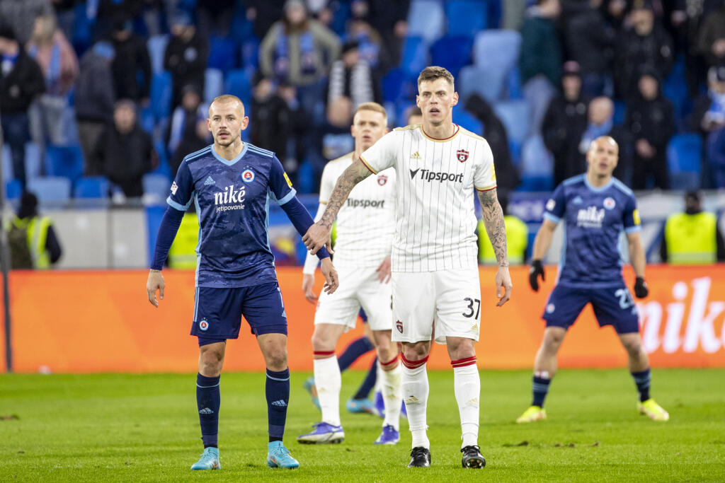 Na Tehelnom poli sa uskutočnil 162. pokračovanie slovenského futbalového derby medzi ŠK Slovan Bratislava a FC Spartak Trnava. Na snímke je Vladimír Weiss ml. a Martin Škrtel.
