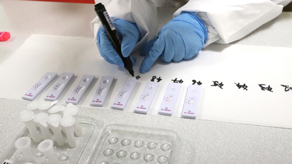 Zdravotníčka píše číslice pri antigénových testoch na odbernom mieste v Banskej Bystrici