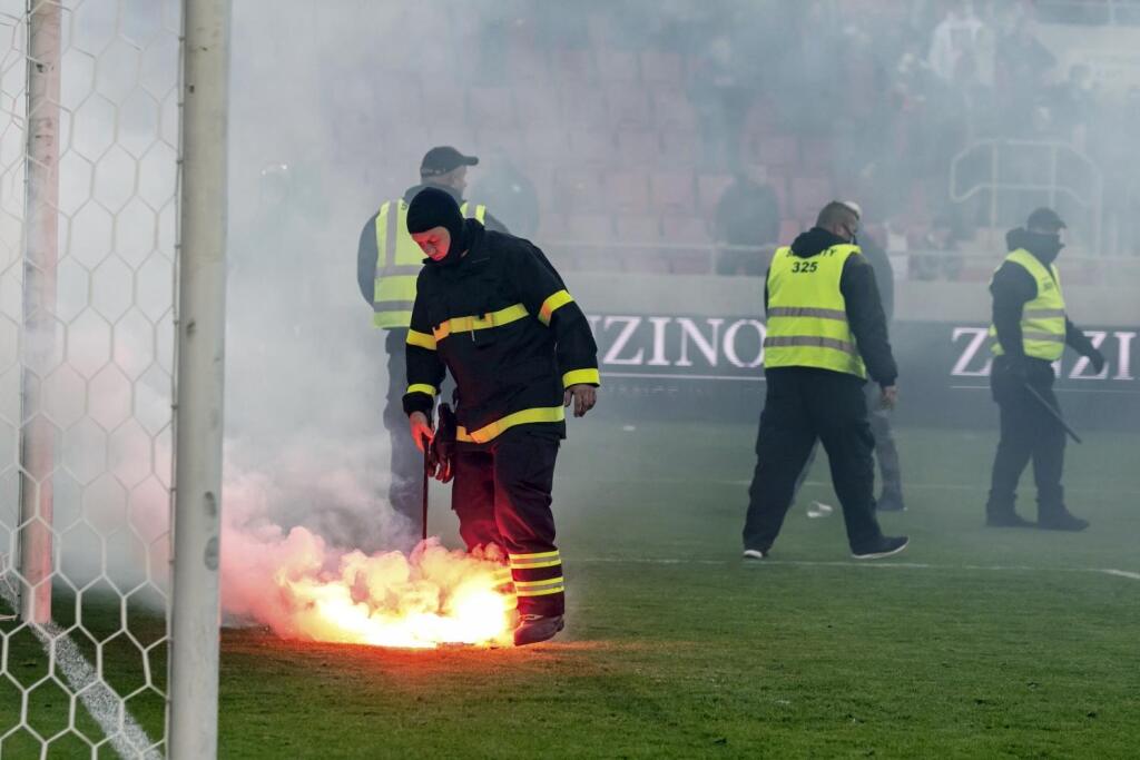 Takto to vyzeralo počas jesenného derby Trnavy so Slovanom. Zo zápasu sa odohrala len necelá štvrťhodina, po nej sa z ihriska stalo bojisko chuligánov.