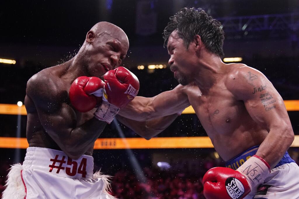 Filipínsky boxer Manny Pacquiao (vpravo) a kubánsky boxer Yordenis Ugas počas zápasu o titul majstra sveta organizácie WBA vo welterovej hmotnostnej kategórii 21. augusta 2021 v Las Vegas.