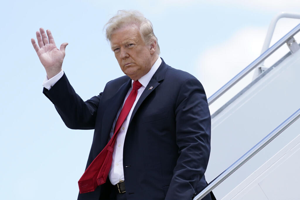 WA 25 archív Green Bay - Na archívnej snímke z 25. júna 2020 americký prezident Donald Trump  máva po prílete na medzinárodnom letisku Green Bay. Irán vydal v pondelok zatykač na amerického prezidenta Donalda Trumpa a požiadal Interpol pri jeho zadržaní. Informovala o tom agentúra AP. Dôvodom vydania zatykača na šéfa Bieleho domu a niekoľko desiatok ďalších osôb je to, že im Teherán pripisuje zodpovednosť za útok amerického dronu, pri ktorom bol 3. januára v irackej metropole Bagdad usmrtený vel